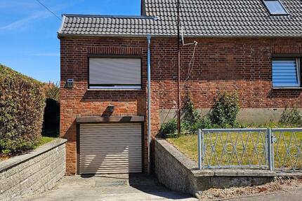 Doppelhaushälfte mit Nebengebäude und Garten zimmer