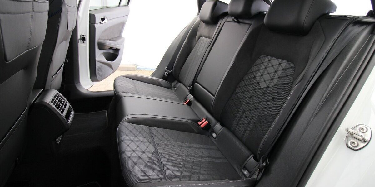 VW Golf VIII Variant 1.5 TSI R-Line LED+KAMERA+ACC 32.787 km 25.900 &euro; Hagenow 19230