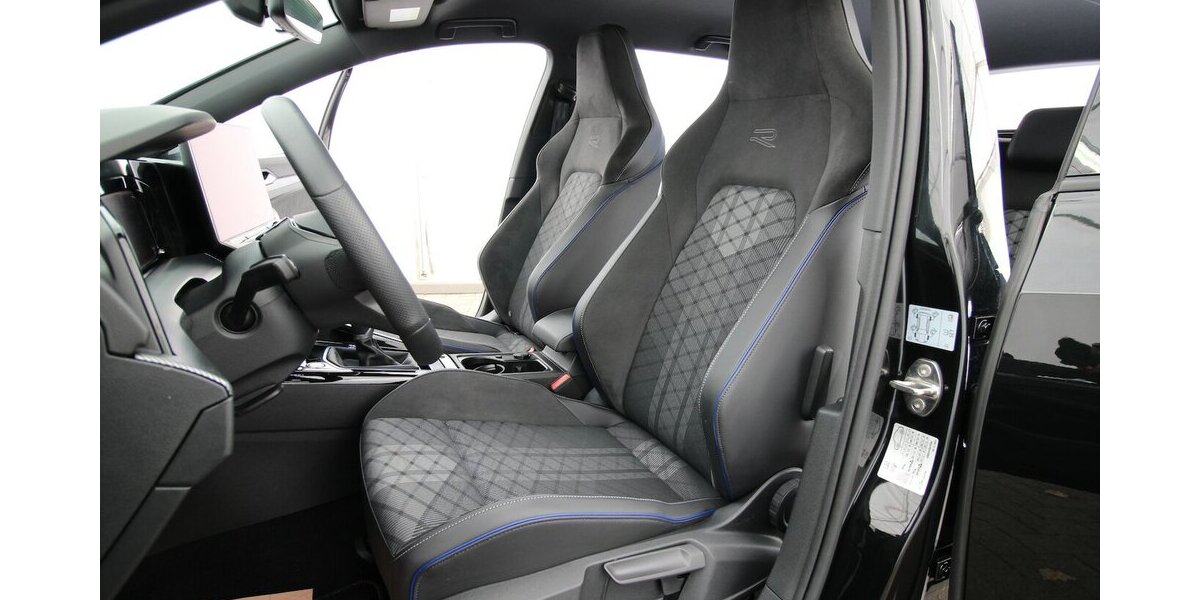 VW Golf VIII Variant 1.5 TSI R-Line LED+KAMERA+ACC 35.963 km 25.900 &euro; Hagenow 19230