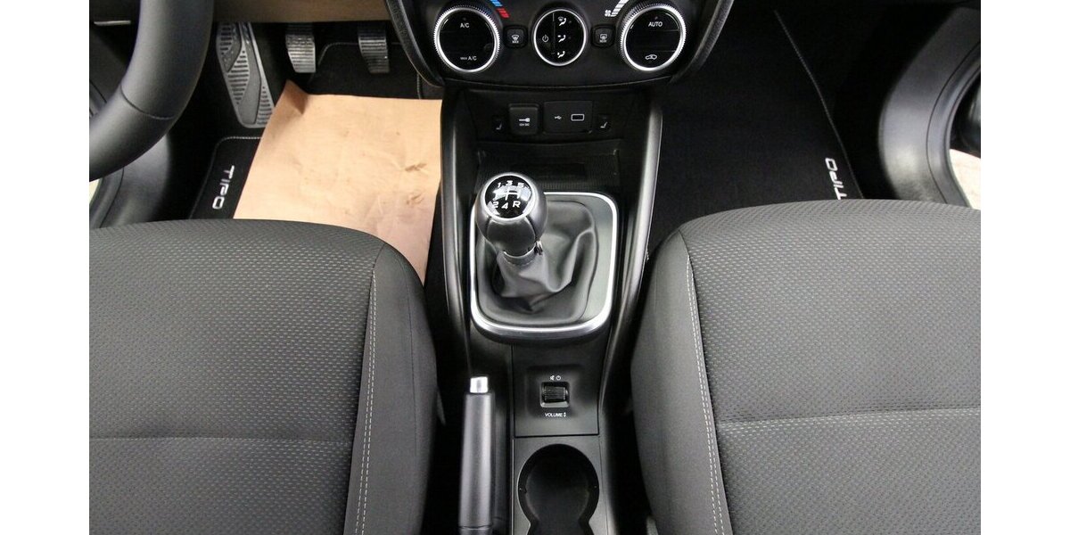 Fiat Tipo Hatchback City Sport KAMERA+AHK+LED+ALU18 28.429 km 15.900 &euro; Hagenow 19230