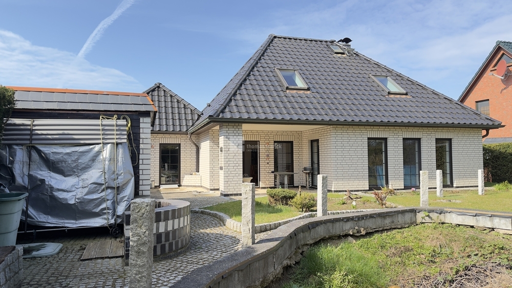 Gewachsenes Zuhause – Eigenes Haus, eigener Garten, eigener Teich mit Garage + Feuer im Wohnzimmer - Einfamilienhaus Schwerin Wüstmark | Angebot:25638280