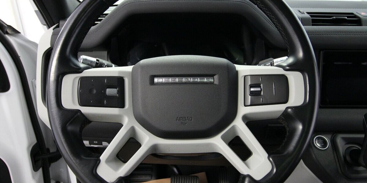 Land Rover Defender D240 2.0 SE AWD LED+AHK+PANO+MEMORY+ACC 72.263 km 43.911 &euro; Hagenow 19230